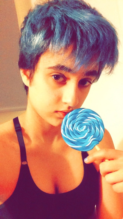 me, eating this Sportacus coloured lolipop, half naked in my room, at like 10pm: Glanni Glæpur