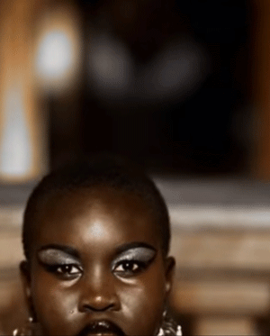 devon-aoki:  Alek Wek in Busta Rhymes’ Put Your Hands Where My Eyes Could Seedir.