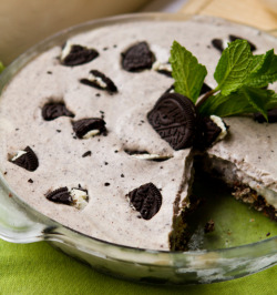 vegan-yums:  Vegan Chocolate Mint Cookie Cheesecake. No-Bake!
