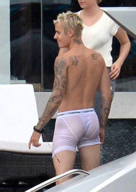 gayforjustin: fuckyoustevepena:Justin Bieber with legs wide open & looking sexy in wet CKsplease