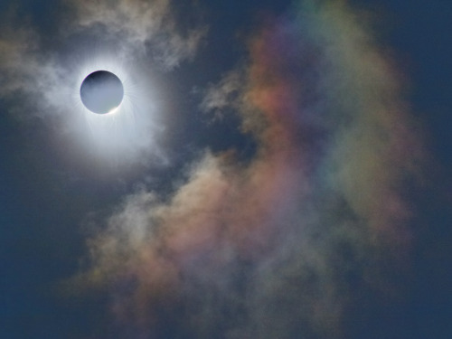 photojojo:Total Solar Eclipse Captured From the Middle of the OceanIn June of 2009, a rare total sol