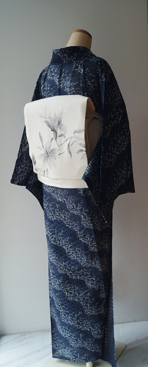 Refined outfit featuring a wind blown bamboo kimono paired with an ink stroke mokuren (magnolia) obi