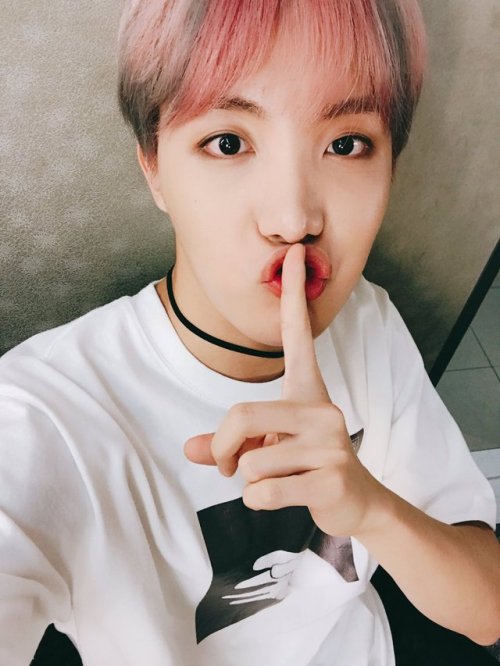 170223 J-Hope&rsquo;s Tweet 두번째 1위 감사합니다 아이 조아라 다들 #홉나잇 (bit.ly/2lcQ19P)Trans Thank you f