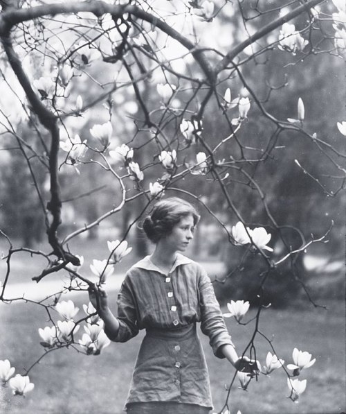 mythologyofblue: Arnold Genthe, Edna St. Vincent Millay, abt. 1914