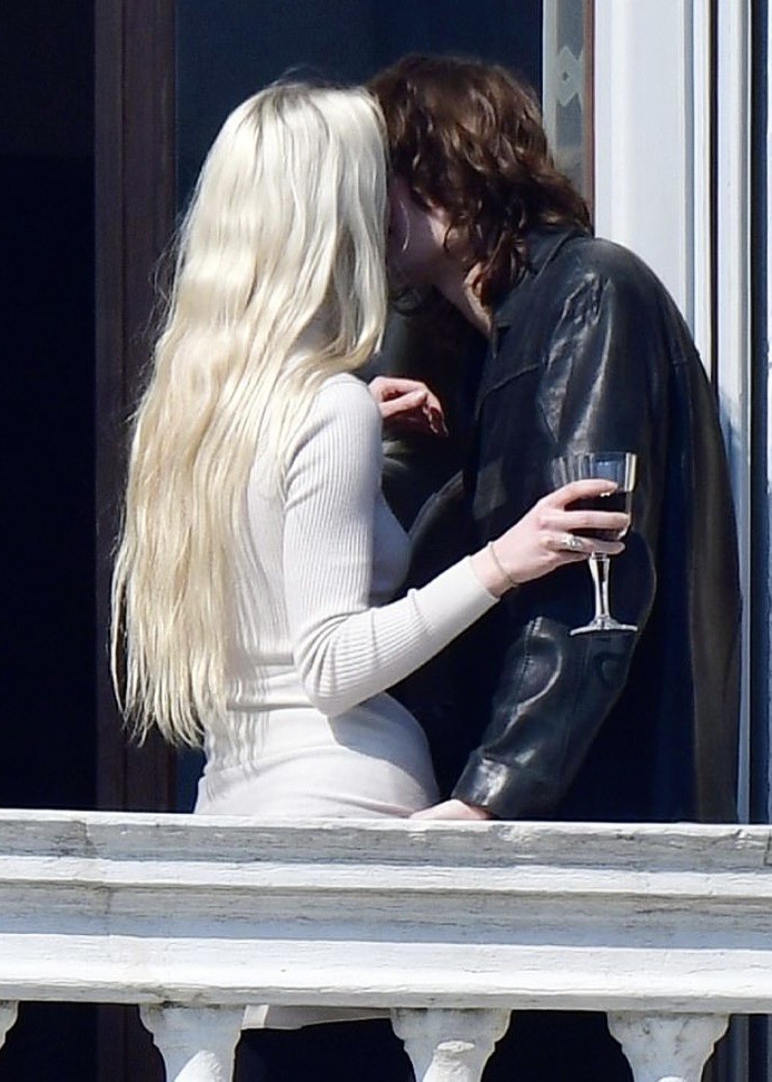 Anya Taylor-Joy and Malcolm McRae Were Photographed Kissing After