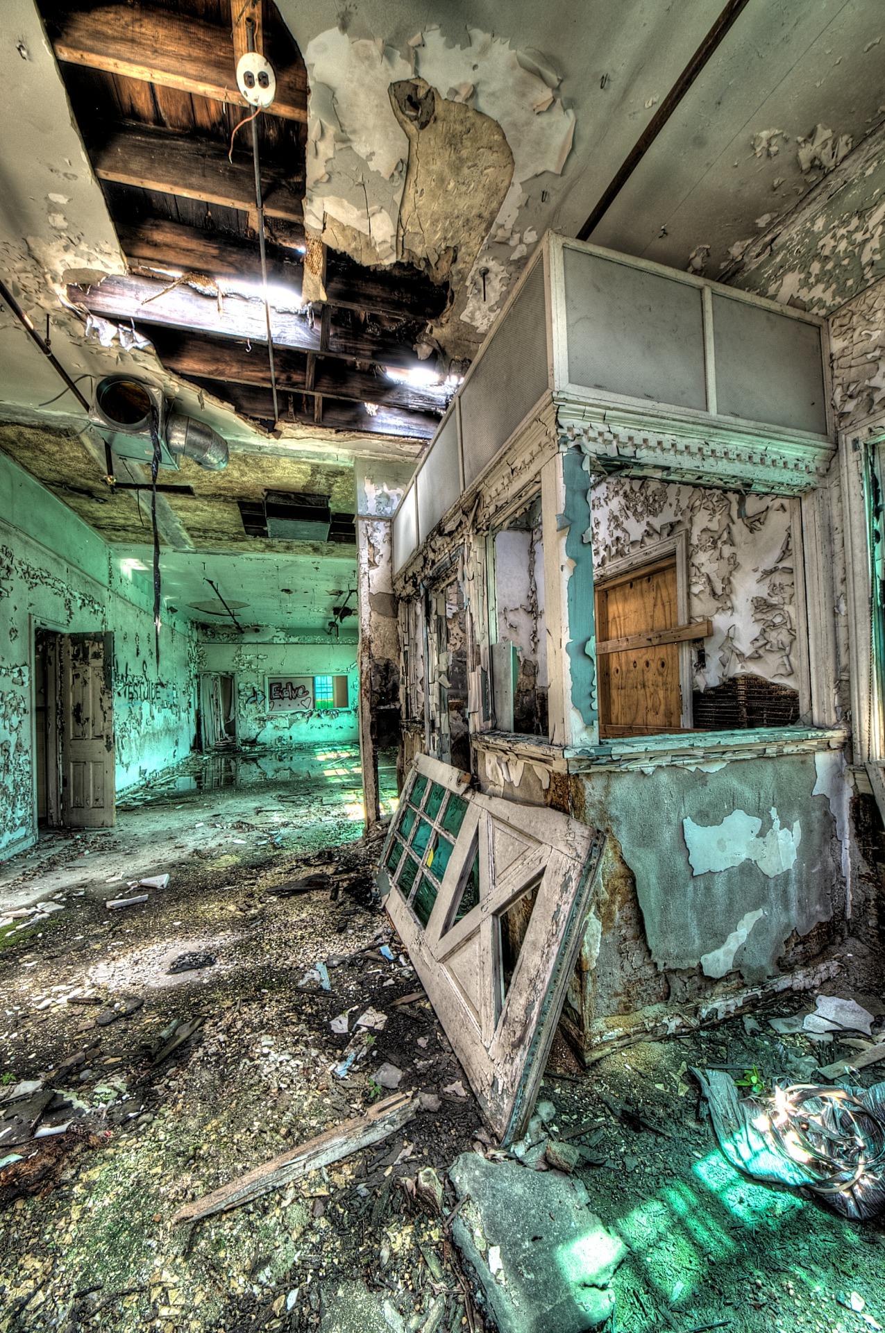 thephotographerssociety:  sine—qua—non:  Emerald City Abandoned and collapsed