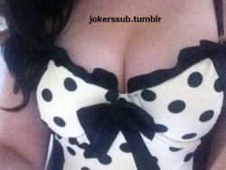 jokerssub:  kitten loves her swimsuit hehe   I&rsquo;d wear cute tops like that if I had a chest that nice!