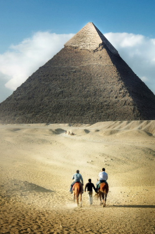 Towards the Great Pyramid, Giza, Egypt (by dvlazar).