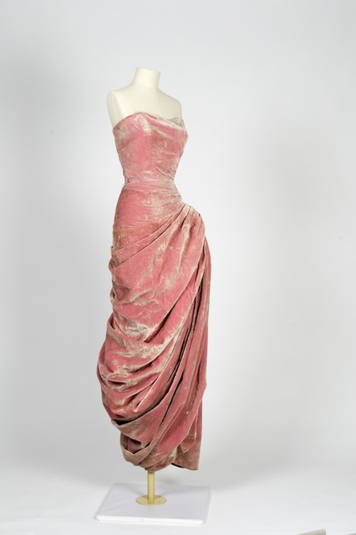 fripperiesandfobs:Madame Grès evening dress, fall/winter 1956From the Musee Galliera via Momublog