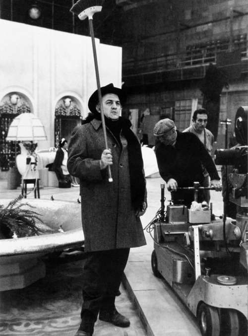  Fellini durante le riprese di “Amarcord”, Cinecittà, 1974 Foto: Tazio Secchiaroli Fuent