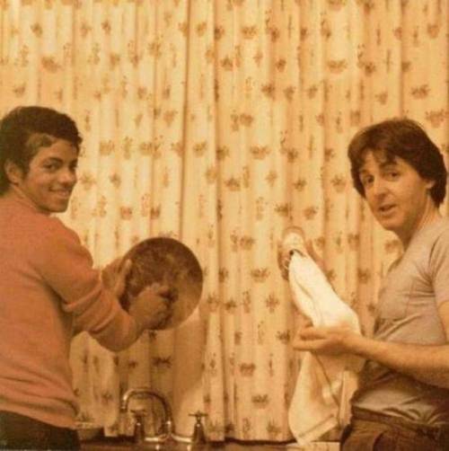 immodestbanana:  Paul McCartney and Michael Jackson washing dishes.