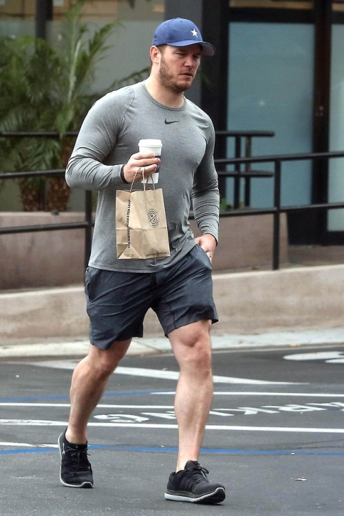 chrisxchrisxchris: Chris Pratt leaving Coffee Bean in Los Angels - 06/09/18