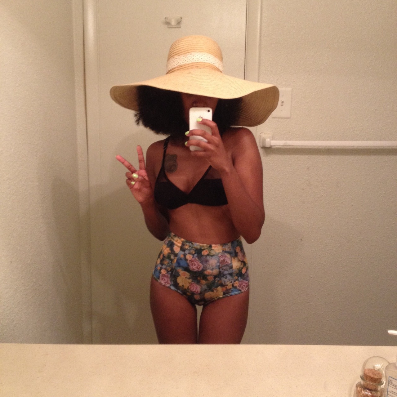 baberellafox:  baberellafox:  beach looks ~  I’ll reblog this again instead of