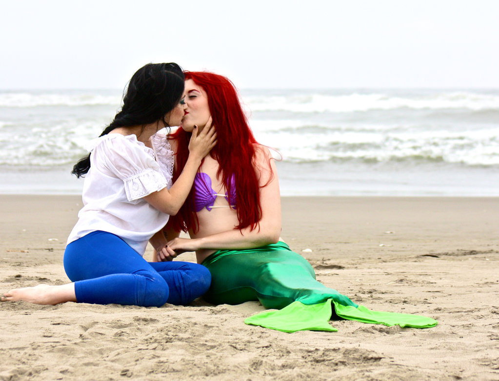 lesbian-vegan-fitblr:  kermitismyrainbowhero:  Who doesn’t like lesbian mermaids?