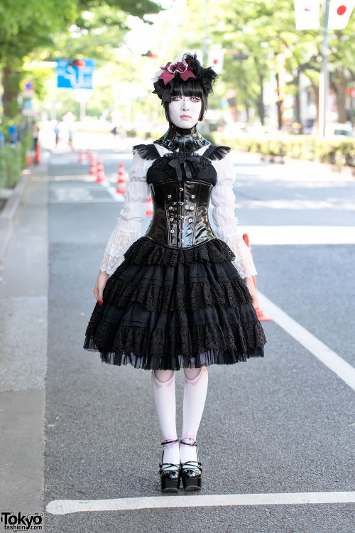 Harajuku shironuri Orihime on the street in Harajuku wearing gothic fashion, ball joint tights, and 