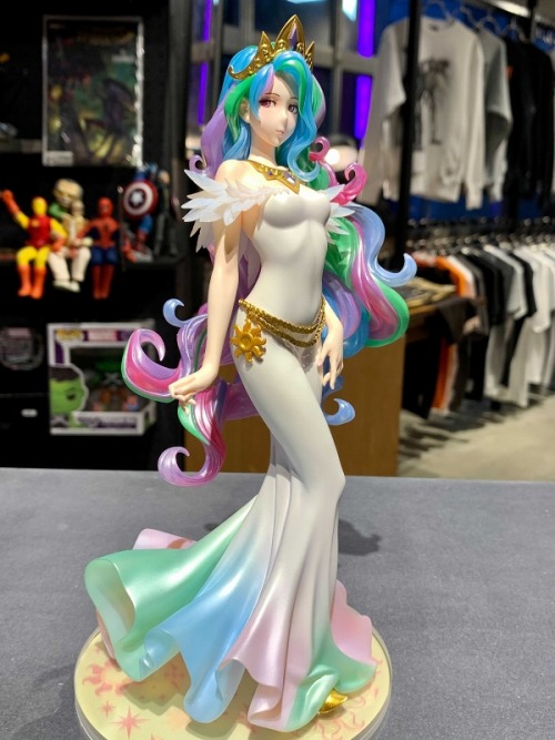 Celestia close-ups, including the back of her dress! So pretty…Source