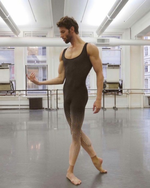 male-ballet:  Pslm wider than waist.