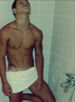 waistbandboy:  He knows how to wear a towel!!