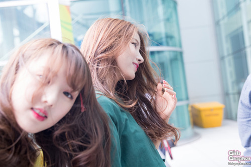 blindkpop:Yerin photobombing like a pro