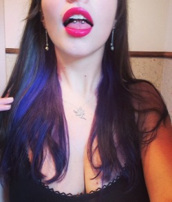 pervyowl:  smilieky:  👾💜  Lips+tits