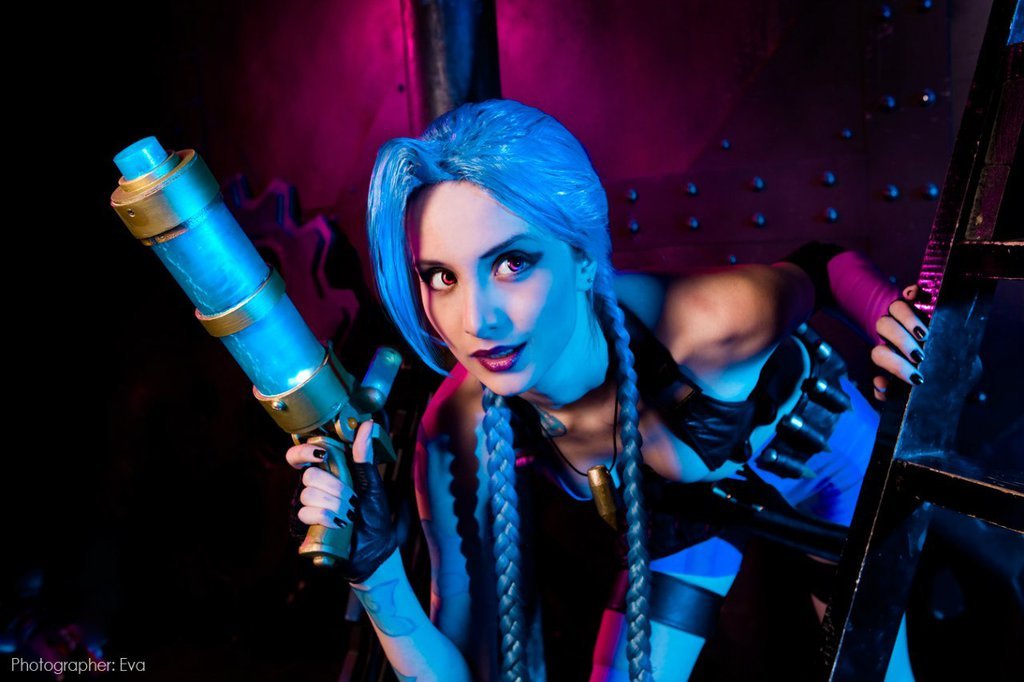 league-of-legends-sexy-girls:  Jinx Cosplay 