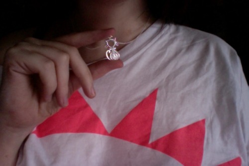 my cat necklace came, i’m so happy!!!