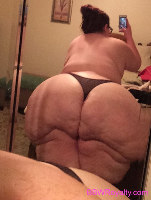 feedthebbws:  thessbbwlover:  Ready to worship?  Hell yes! Sit that huge ass on me. 