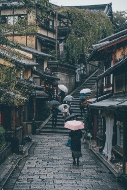 tsuyoshinges:  自分の痛みには敏感なのに、他人の痛みには鈍感になっちゃうね。そういうの気づくと切ないなあって。 | Instagram | Facebook | Reverse Kyoto | 