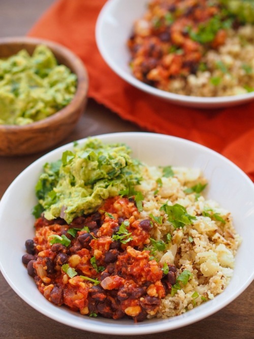tinykitchenvegan:Chipotle Tempeh and Cauliflower Rice Bowl with Kale Guacamole