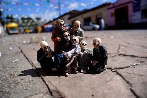 devidsketchbook:CEMENT ECLIPSES @ CHIAPAS MEXICOArtist Isaac Cordal (tumblr / facebook) - “With the 