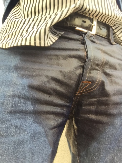sabound2bfun:  Wet jeans… 