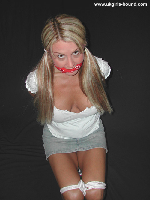 graybandanna:  Red bandanna gag and white bandanna blindfold, nice combo 