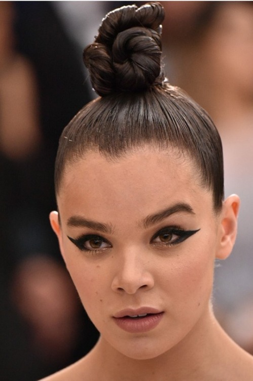 Queen Hailee seems perturbedQueen Hailee notifies all bunslaves to drop whatever they are doing and 