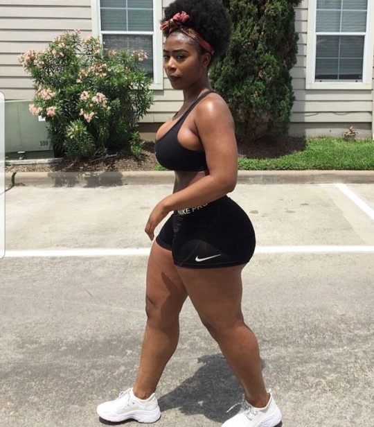 lukecage777:  elegant-thug:  kingjazziedad:  DeliciouslySexy. Curvy. BootiDelicious. Gorgy×2Ms Uchemba. Nigerian Mami 💜 💜 💜   Fuk  Oooweeee