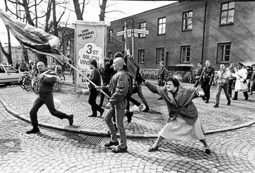 historicaltimes: Danuta Danielsson, a Jew whose mother survived Auschwitz, hitting a skinhead during