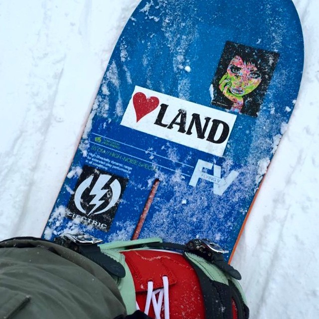 Nice shot of Jason Lee on that white powder in Colorado with that #PaperMonster sticker on deck. #snowboard #snow #sticker #stickerart #stencil #stencilgraffiti #stencilart #urbanart #graffitiart #graffiti #streetart #paint