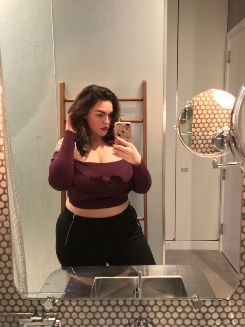 curvesgalorexx: City nights  All alone though