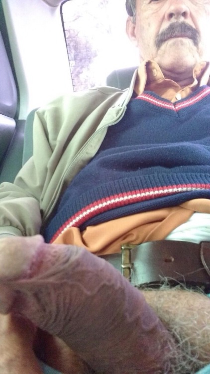 herluis: iloveolderguys2much: WOW! What a handsome grandpa.Lo quiero en mi cama ahora. Que rico papa