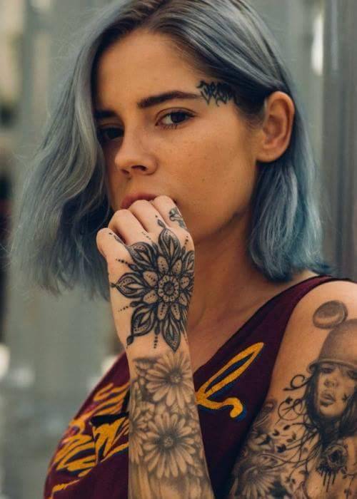 Extreme Tattoos und Piercings bei Frauen