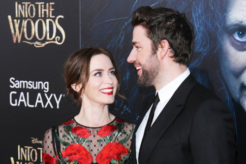 didtheybreakyourheart:theonlywayisellie:sorry-no-more-no-less:The way Emily Blunt and John Krasinski