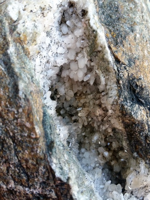 cummy-eyelids:   Hope everyone had a lovely 4/20! I went on a hike with friends and found this amazing quartz cluster geode 😍✨✨✨ 