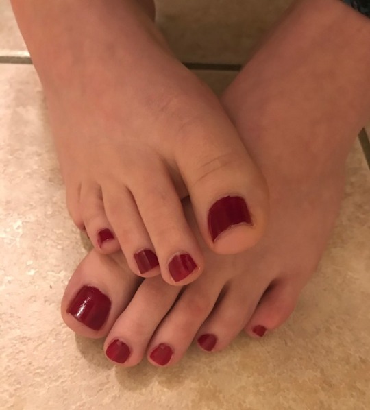 kissabletoes:  Loving my new red pedicure ❤️🥰 