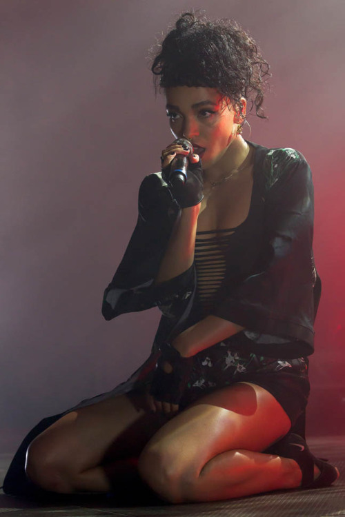 karmabitesyouback:  FKA twigs performing live on stage at Way Out West festival in Sweden, August 13, 2015  Photo credit :  http://wenn.com/WENN 