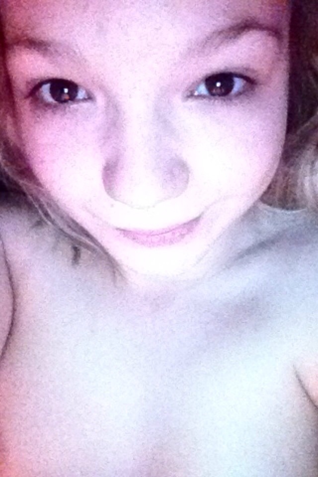 fl00sie:  Poor quality snapchat photos ✌️