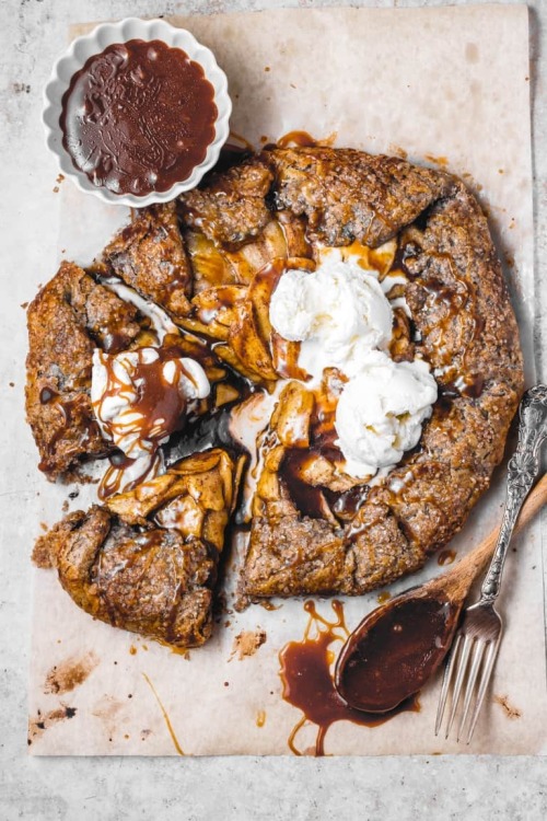 sweetoothgirl:Caramel Apple Gingerbread Galette