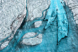 landscape-photo-graphy:  Stunning Aerial Photographs of Greenland’s Melting Ice Madrid-based photographer Daniel Beltra specializes in capturing stunning photographs of landscapes from aerial perspective. His unique take on natural environments has