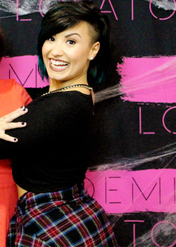 dlovato-news:  demi lovato at her meet and