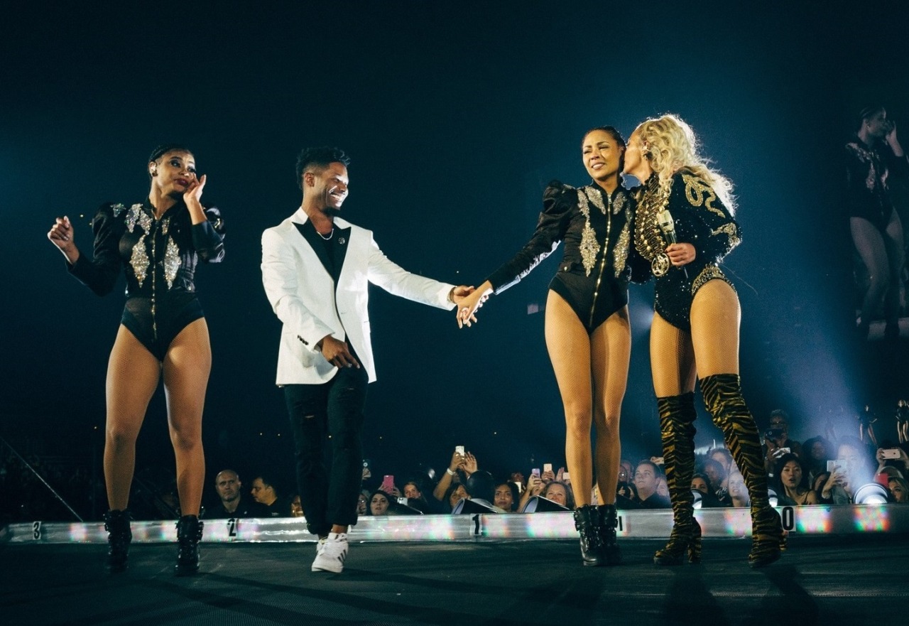 themochagoddess:  beyhive4ever:  Beyoncé’s dancer Ashley Everett gets proposed
