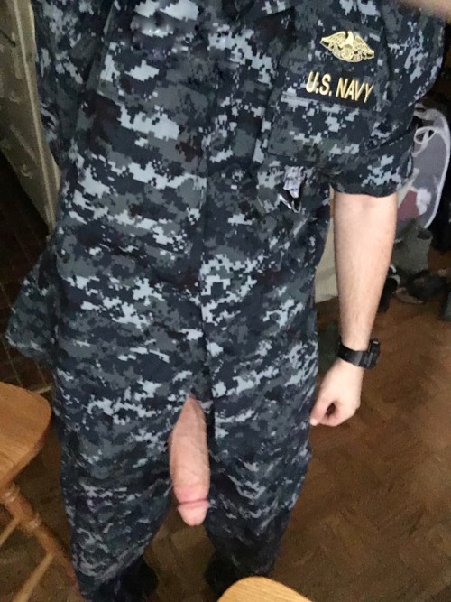 uniformsmakemehard:That is quite an anchor you have there sailor.  Bet the Marines on ship love you. 