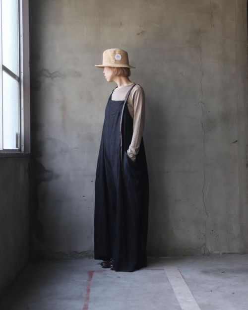 New arrivals&hellip;「 emic:etic 」Dress salopette / Blackエミックエティックよりサロペットが入荷しました。女性らしく大人の装いにふさわしいエレ